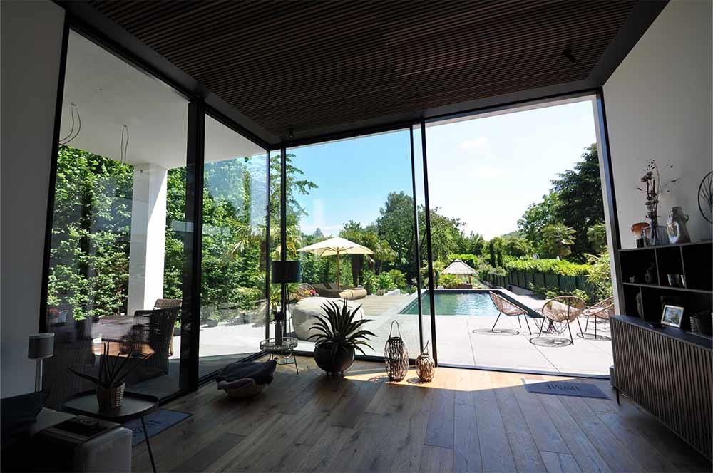 Ein Wohnzimmer mit einem Swimmingpool im Hintergrund