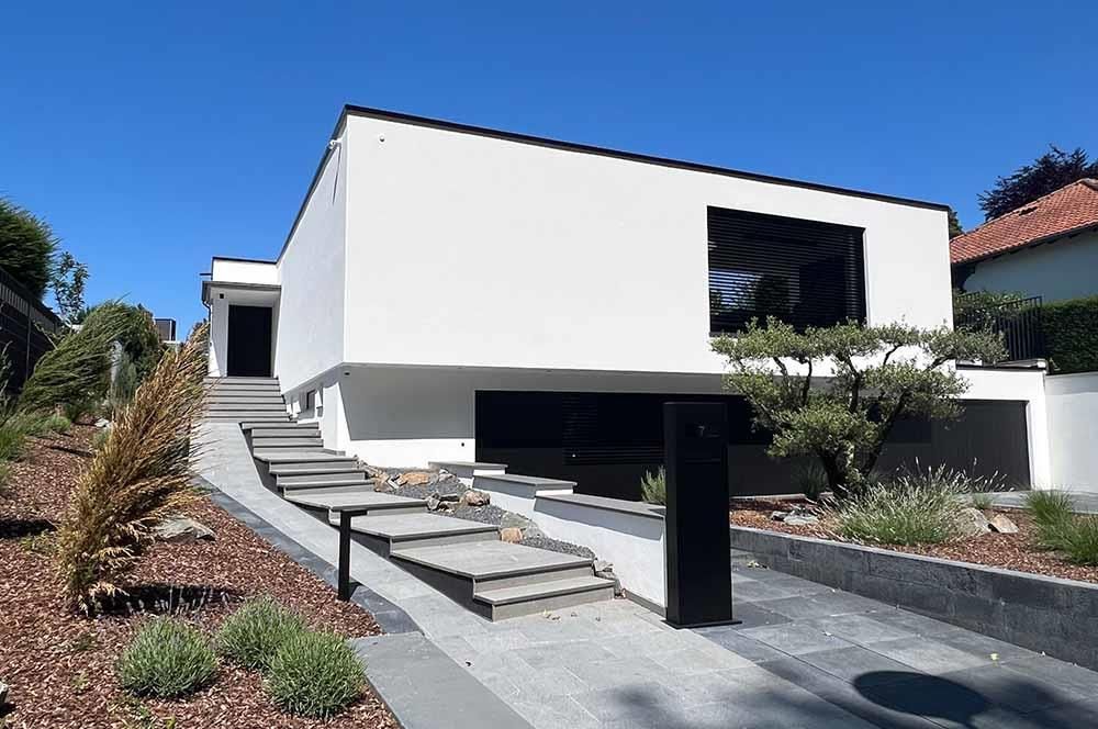 Ein weißes Haus mit Treppen, die hinaufführen