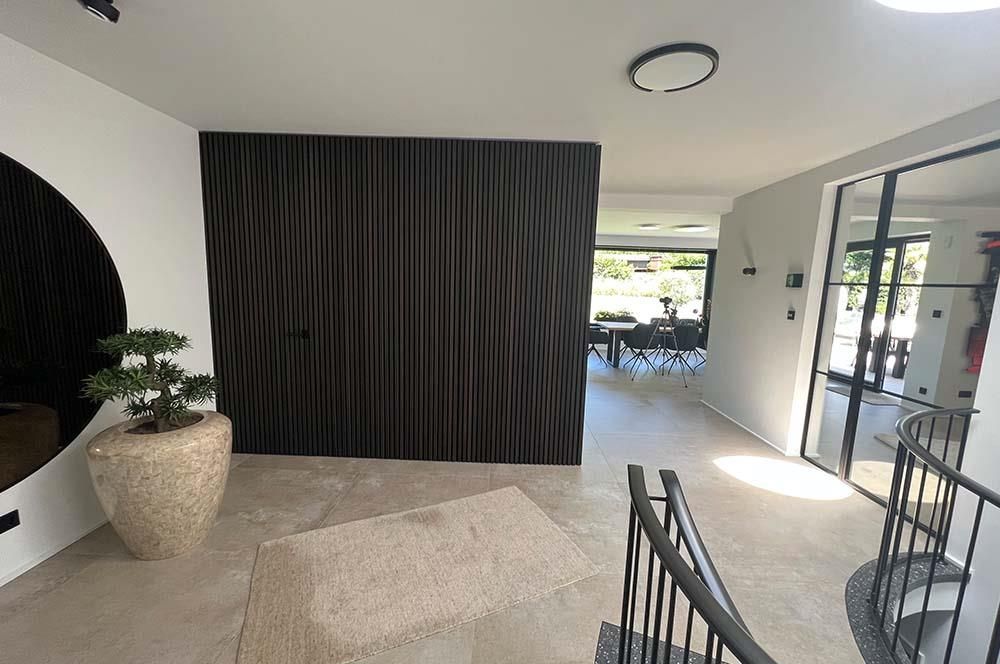 In der mitte des zimmers steht eine topfpflanze.