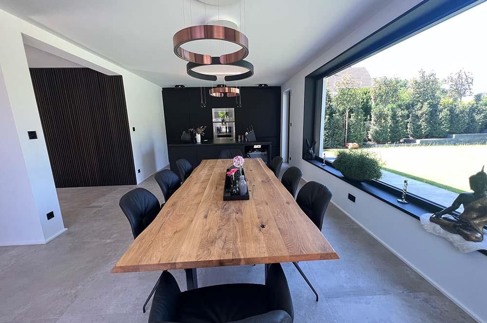 Ein Esszimmer mit einem großen Holztisch und Stühlen