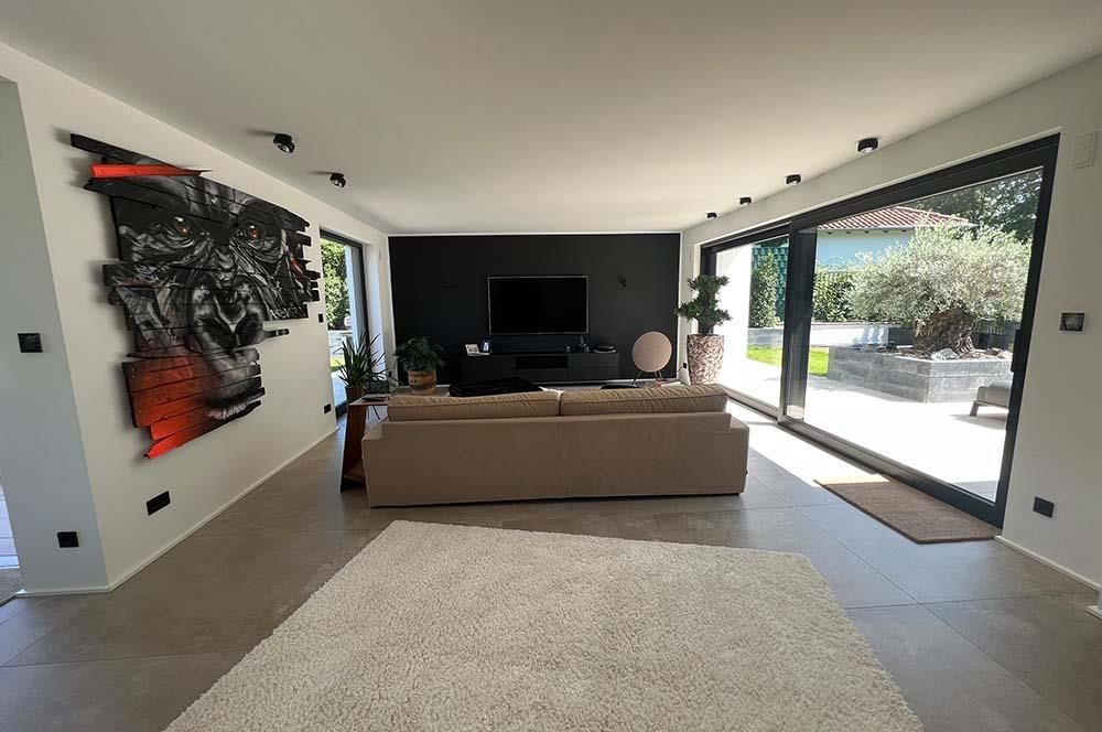 Ein Wohnzimmer mit Couch und Flachbildfernseher