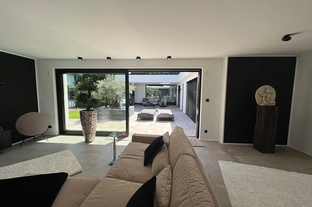 Ein Wohnzimmer mit einer Couch und einer Glasschiebetür