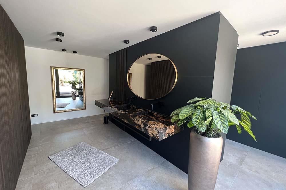 Ein Badezimmer mit Waschbecken und Spiegel an der Wand