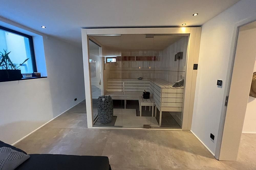 Ein Raum mit einer Sauna und einer Couch darin