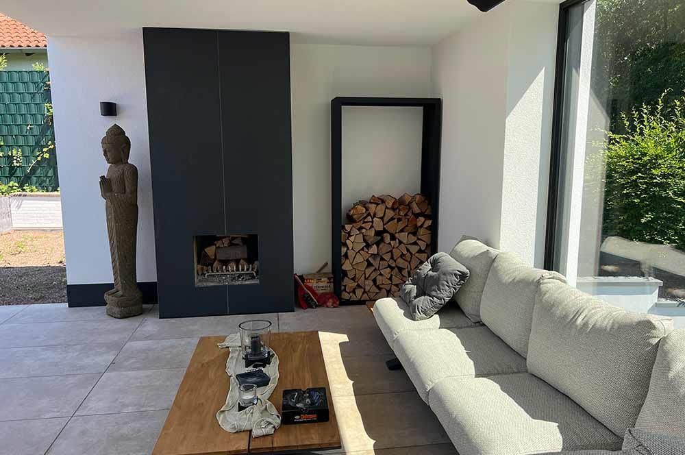 Ein Wohnzimmer mit einer Couch, einem Tisch und einem Kamin