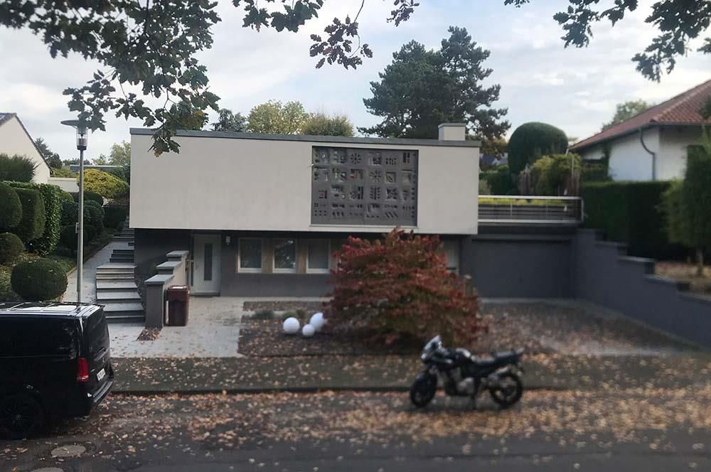 Ein Motorrad steht vor einem Haus