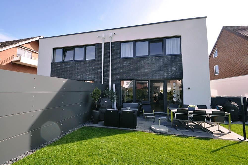 Der Hinterhof eines Hauses mit einem Tisch und Stühlen