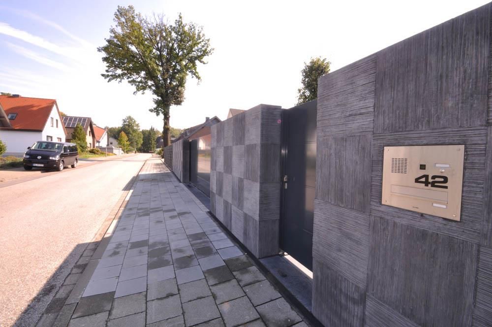 Die Nummer 42 steht an der Seite eines Gebäudes