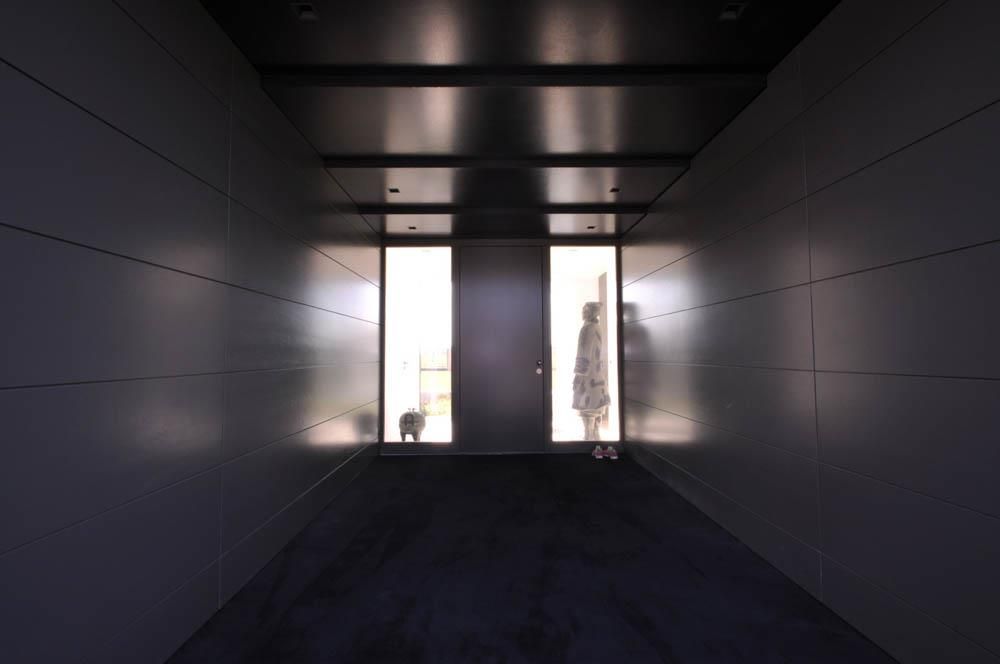 Eine Frau steht mit einem Hund in einem dunklen Flur