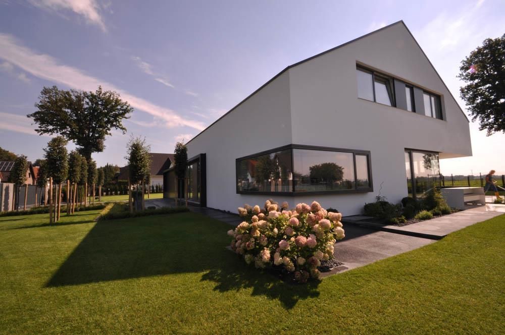 Ein großes weißes Haus mit vielen Fenstern