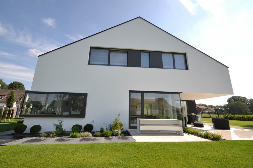 Ein großes weißes Haus mit vielen Fenstern