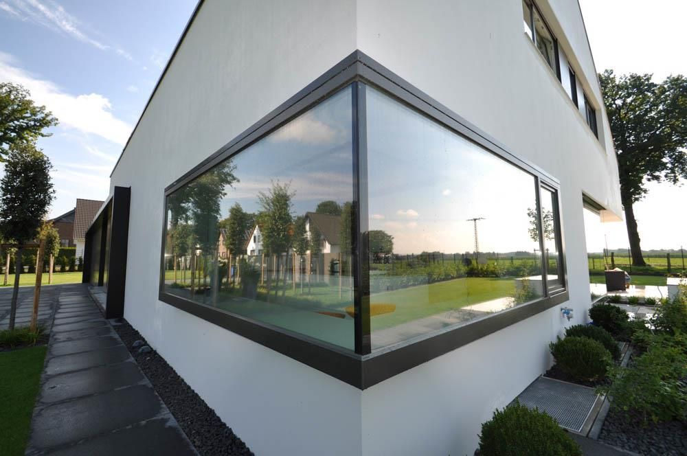 Ein großes Fenster an der Seite eines Gebäudes