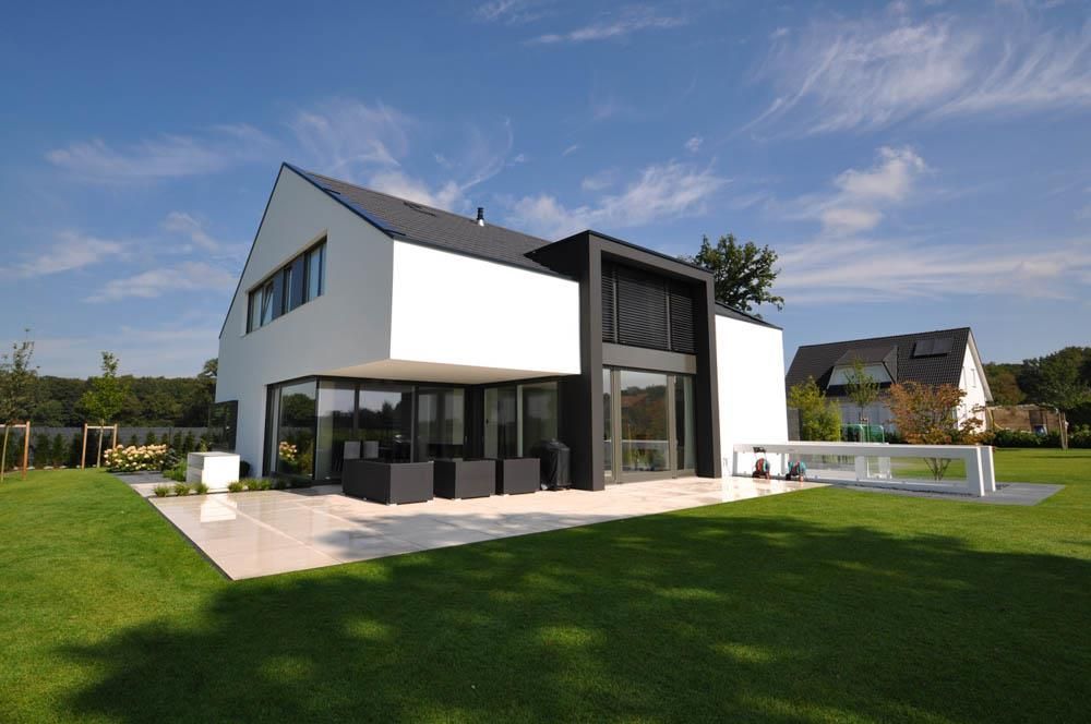 Ein modernes Haus mit einer großen Wiese davor