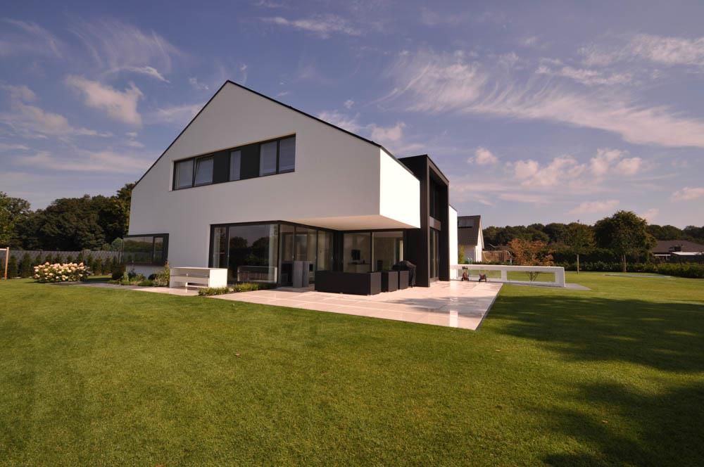 Ein großes weißes Haus mit einem großen Rasen davor