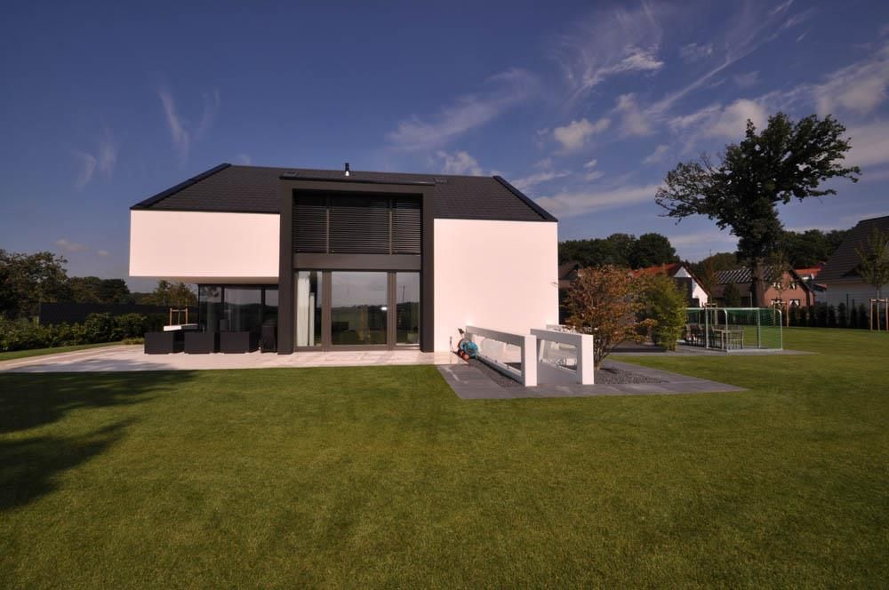 Ein Haus mit einer großen Wiese davor