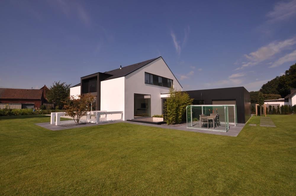 Ein Haus mit einer großen Wiese davor