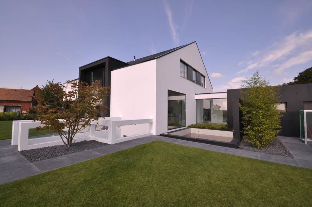 Ein großes weißes Haus mit einem großen Rasen davor