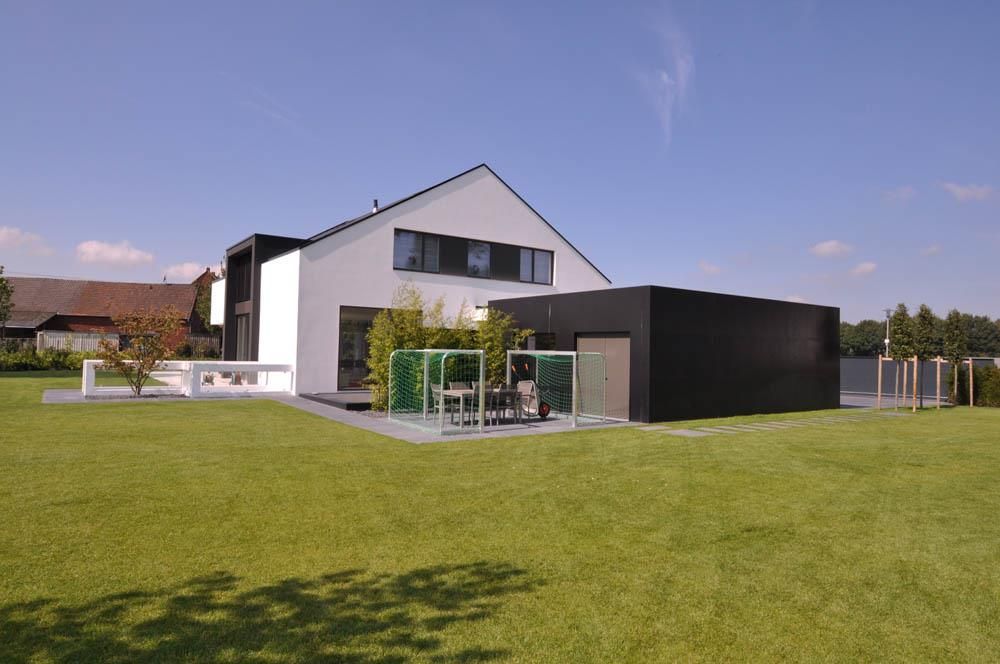 Ein Haus mit einer großen Wiese davor