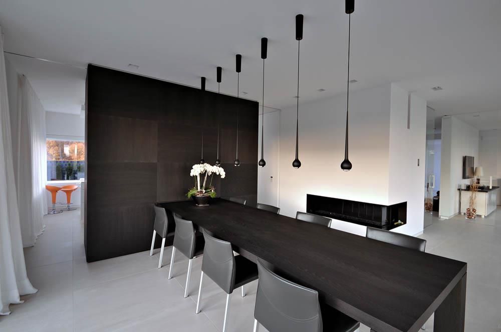 Ein Esszimmer mit einem langen Tisch und Stühlen