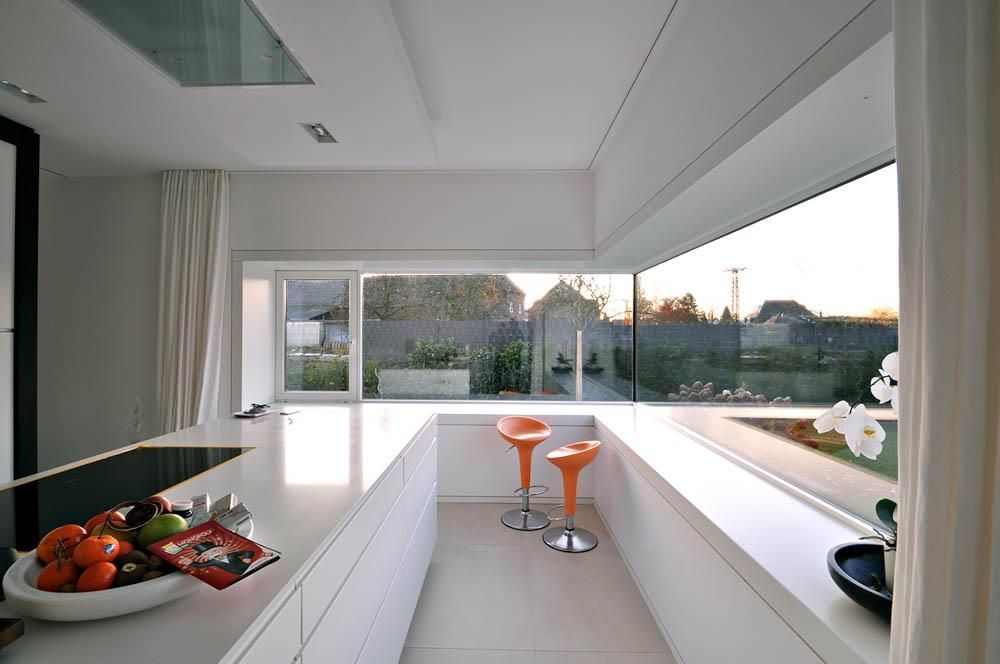 Eine Küche mit einer Obstschale auf der Theke