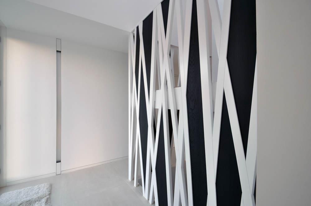 Ein Flur mit einer schwarz-weiß gestreiften Wand.