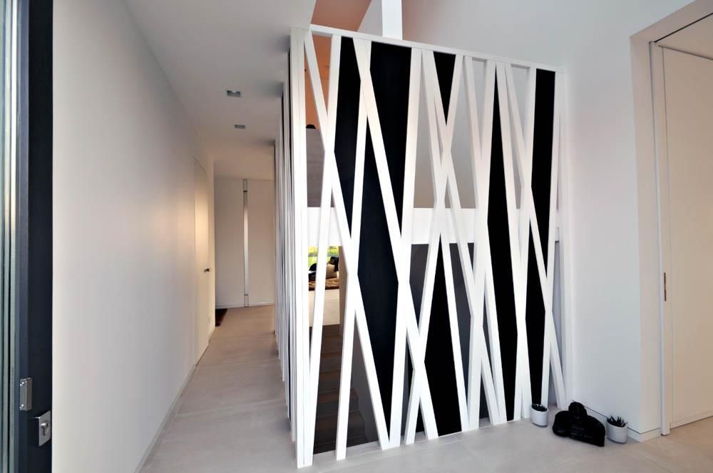 Ein Flur mit einem schwarz-weißen Raumteiler