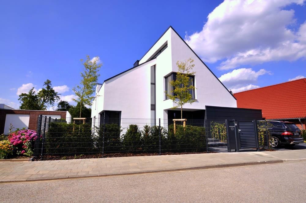 Ein weißes Haus mit einem davor geparkten schwarzen Auto