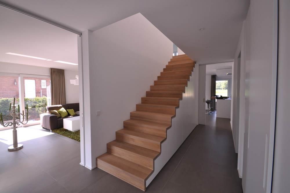 Eine Holztreppe, die in den zweiten Stock eines Hauses führt