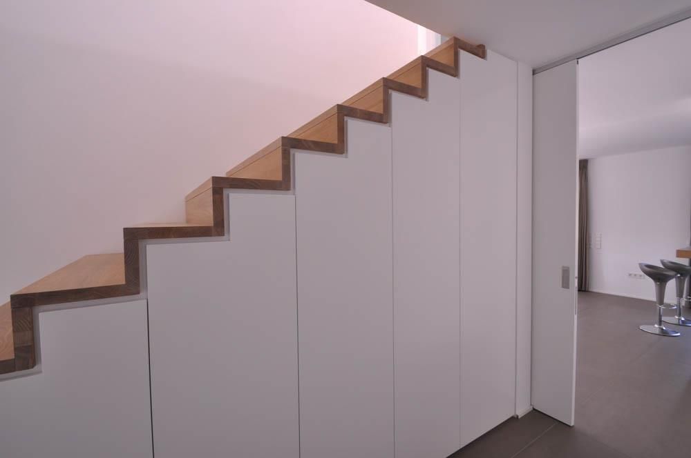 Eine Treppe mit Holzstufen und weißen Wänden