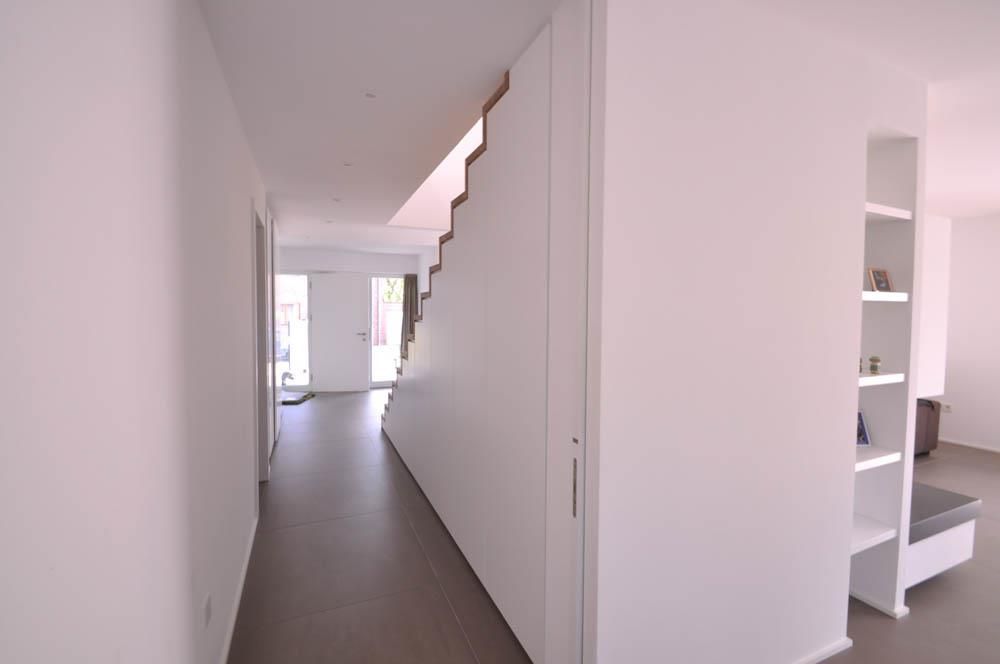 Ein Flur mit einer Treppe im Hintergrund