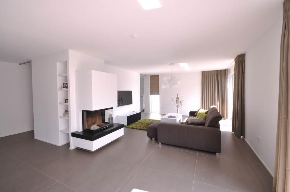 Ein Wohnzimmer mit Couch und Kamin