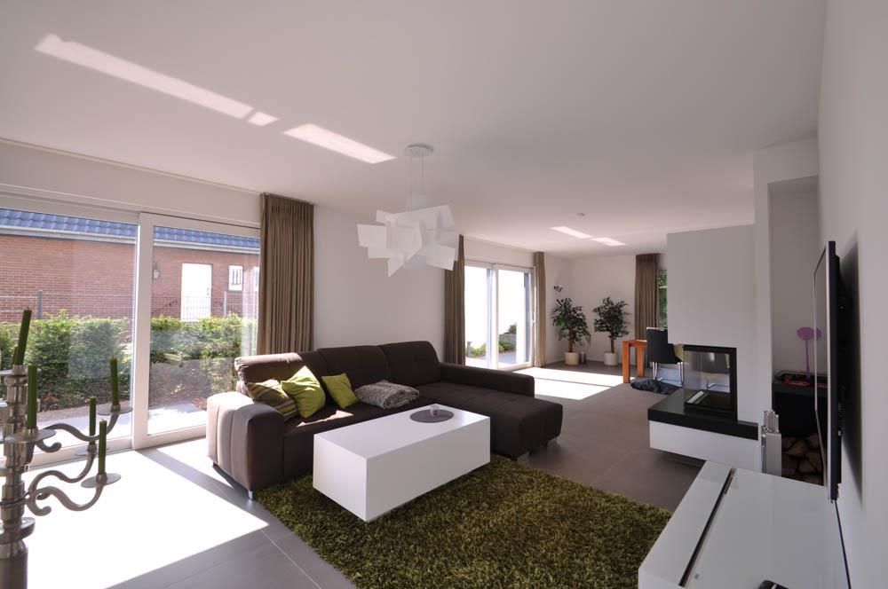 Ein Wohnzimmer mit einer braunen Couch und einem weißen Couchtisch