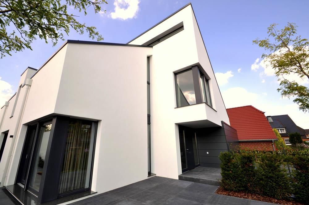 Ein modernes weißes Haus mit rotem Dach