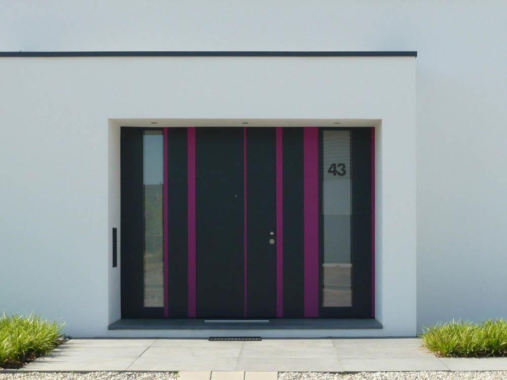 Auf der Haustür eines Hauses steht die Nummer 43