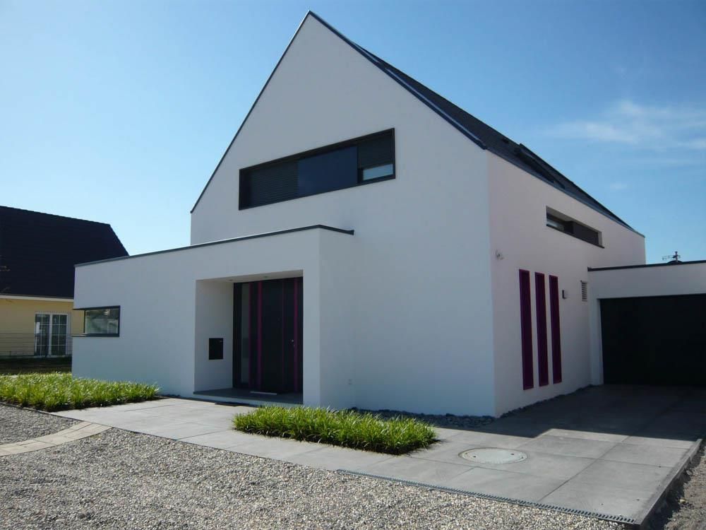 Ein weißes Haus mit violetten Streifen an der Eingangstür