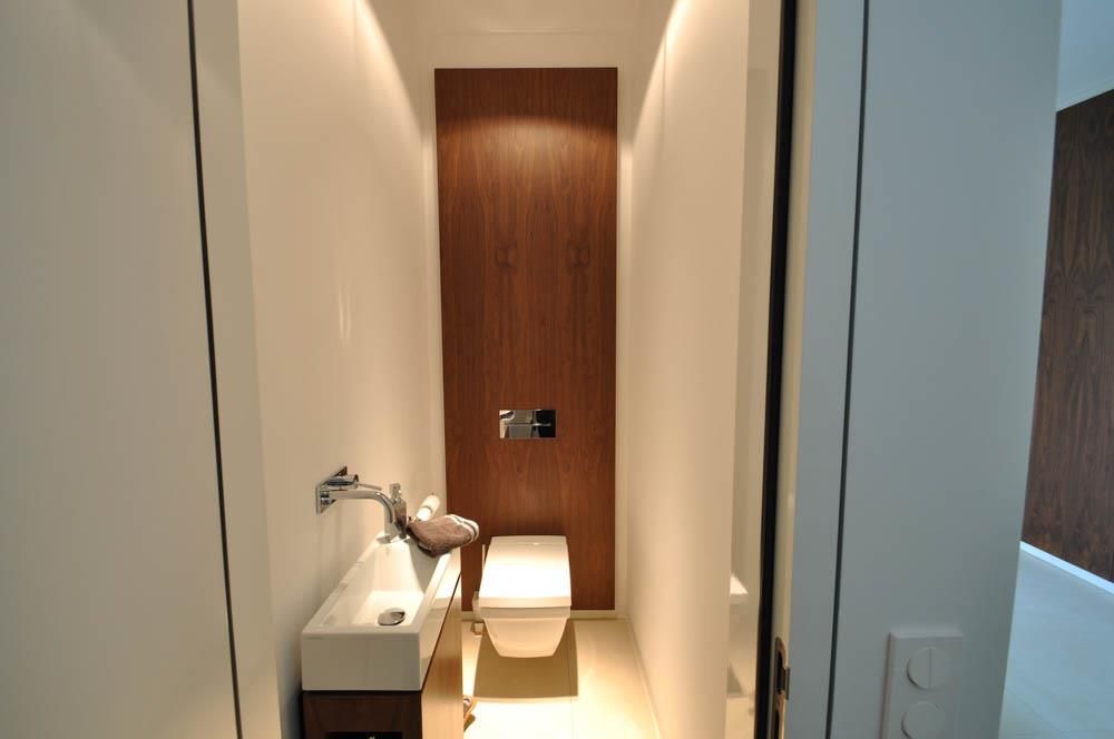 Ein Badezimmer mit Toilette und Waschbecken