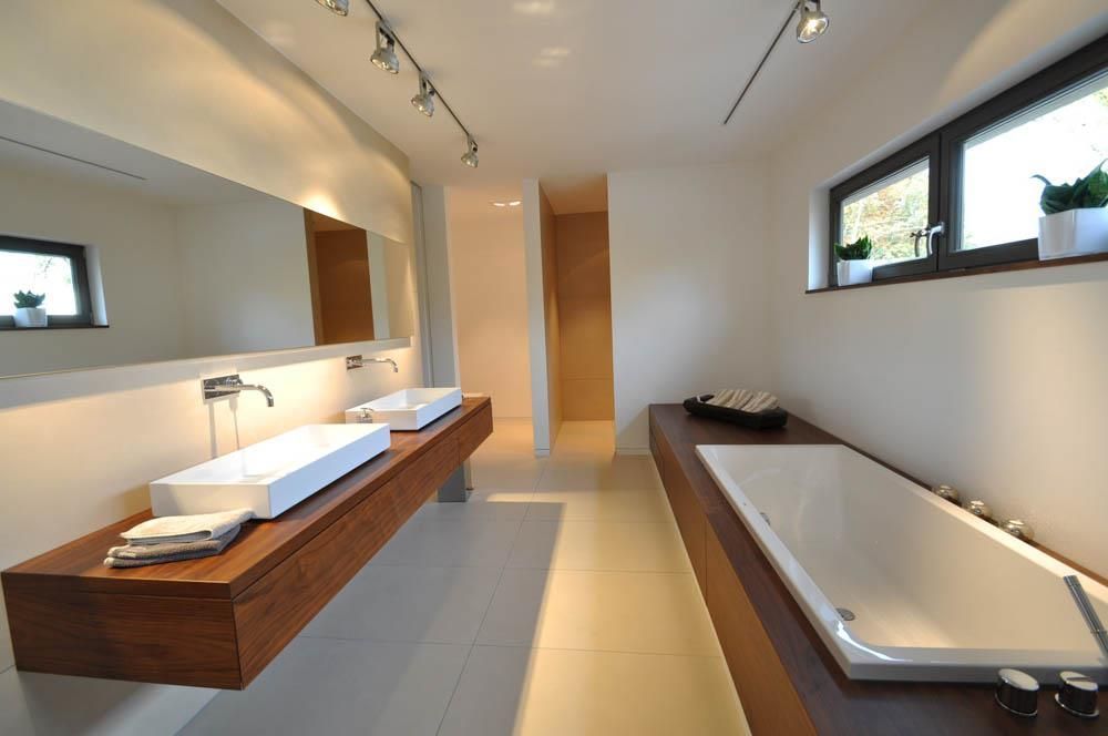 Ein Badezimmer mit zwei Waschbecken und einer Badewanne