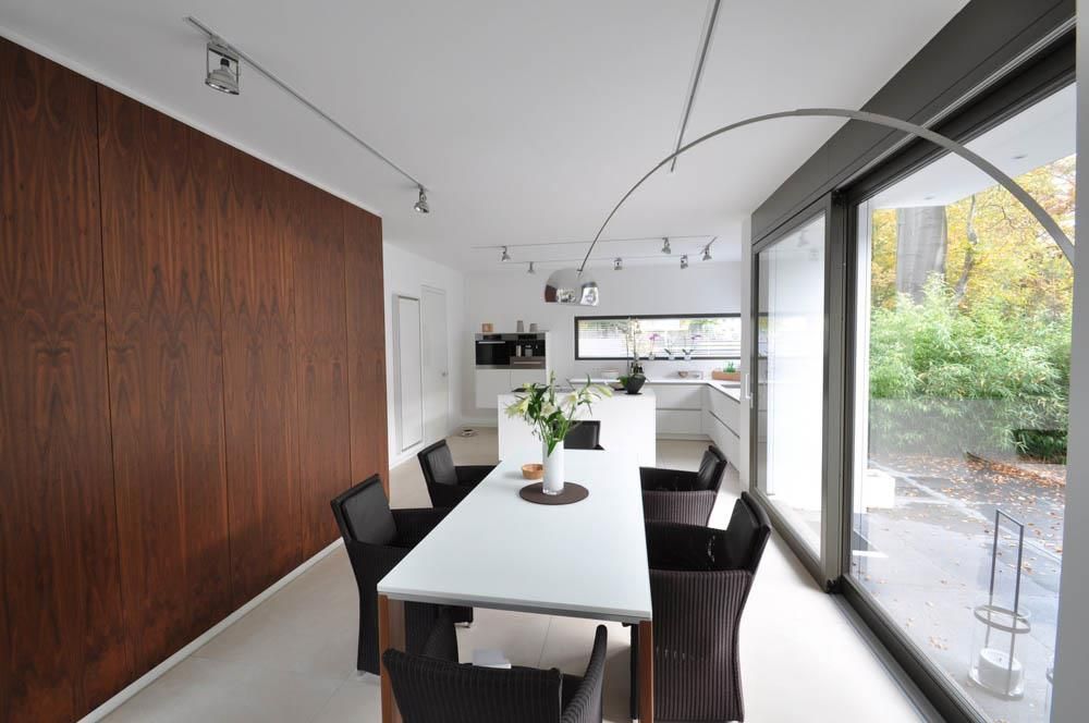 Ein Esszimmer mit Tisch und Stühlen und einem großen Fenster