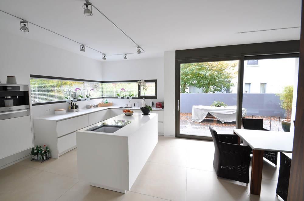 Eine Küche mit einer großen Kochinsel und einem Tisch und Stühlen