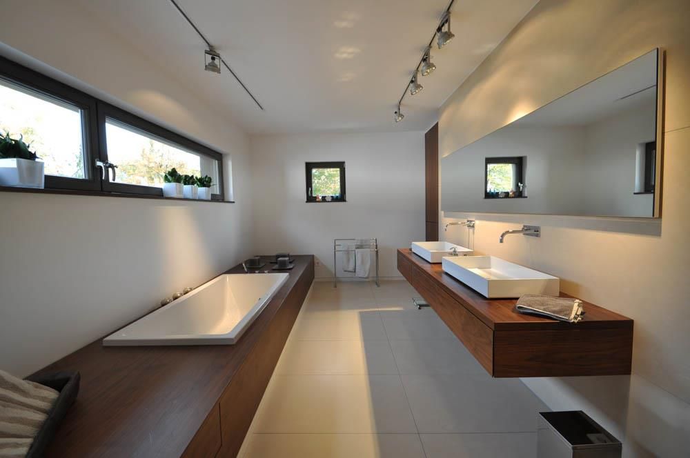 Ein Badezimmer mit zwei Waschbecken und einer Badewanne