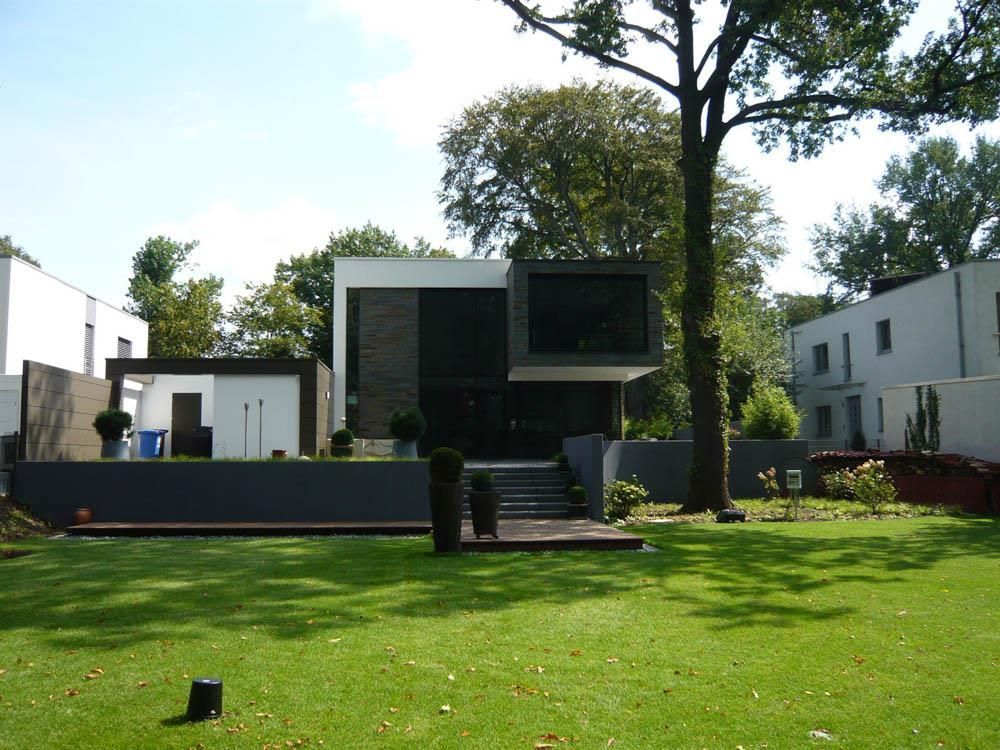 Ein Haus mit einer großen Wiese davor