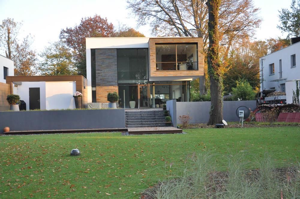 Ein Haus mit einer großen Wiese davor