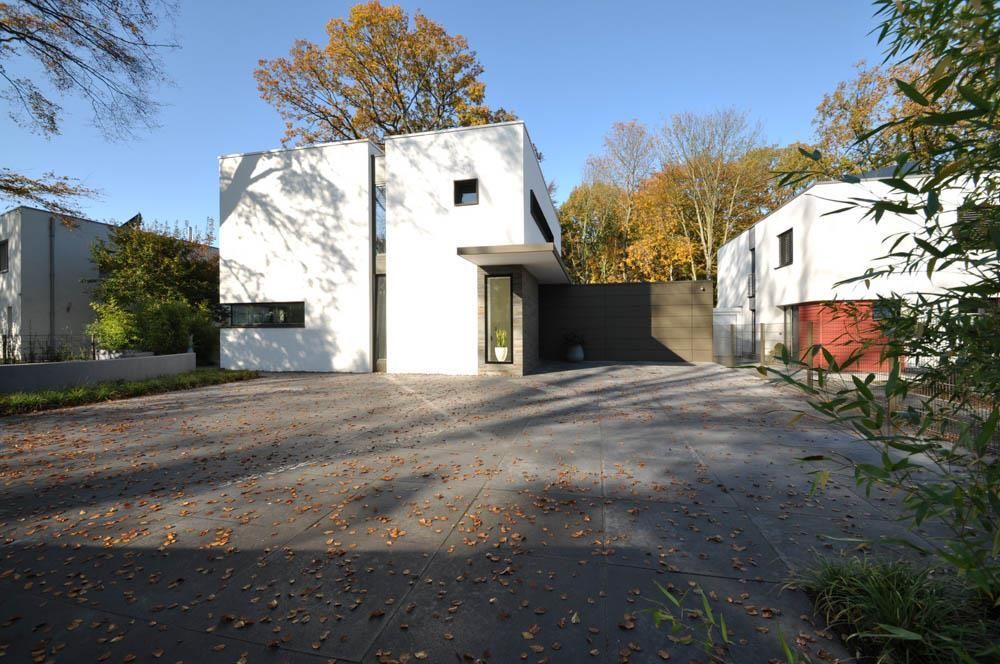 Ein weißes Haus mit einer Auffahrt davor