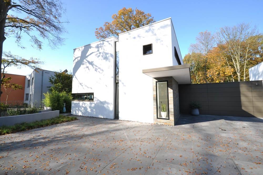 Ein weißes Haus mit einer Auffahrt davor