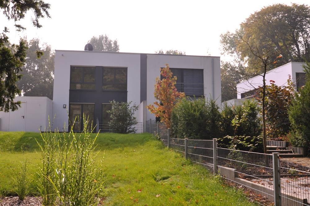 Ein weißes Haus mit einem Zaun davor