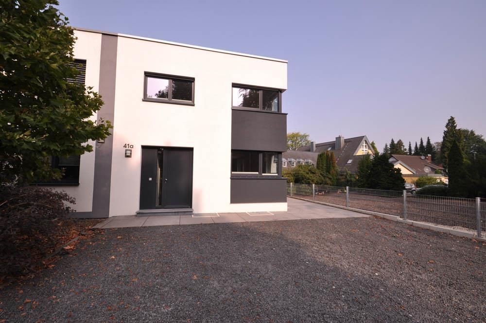 Ein Haus mit einer Kiesauffahrt davor