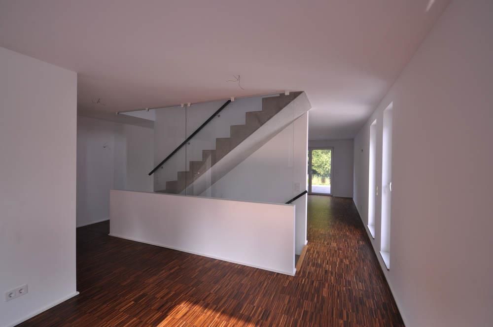 Ein leerer Raum mit einer Treppe im Hintergrund