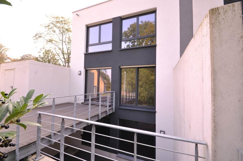 Ein Gebäude mit einem Balkon und einer Treppe, die dorthin führt