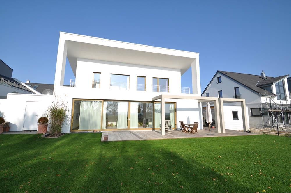 Ein weißes Haus mit einer großen Wiese davor