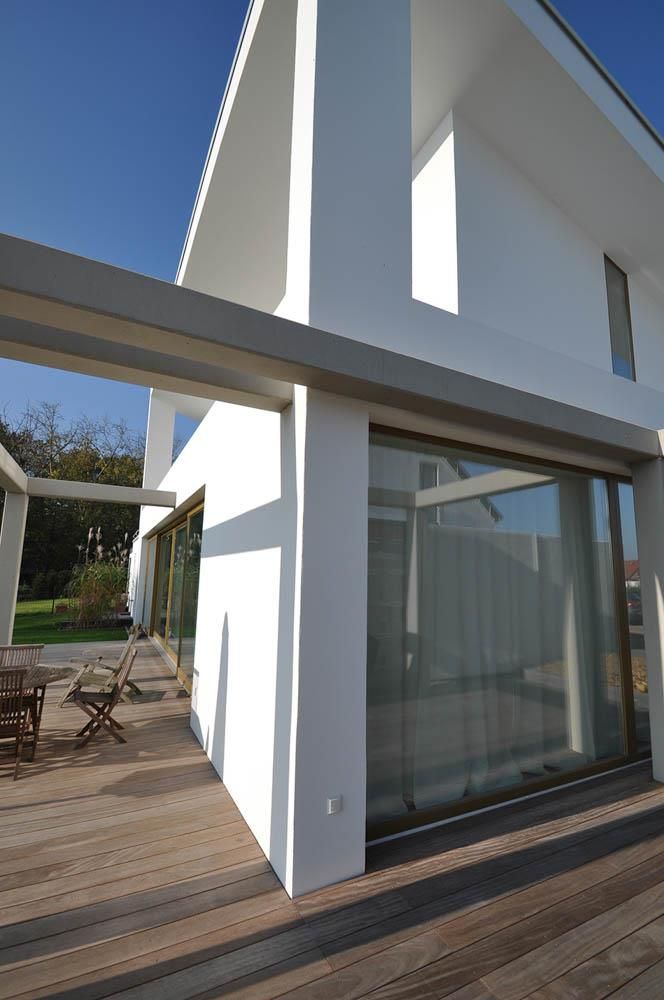 Ein weißes Haus mit einer großen Glasschiebetür